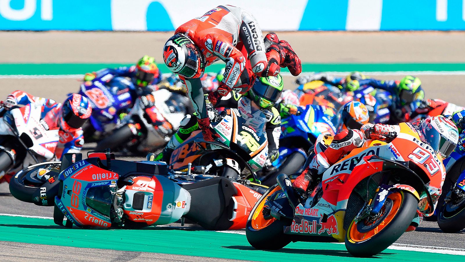 Jorge Lorenzo sufrió una caída en la primera vuelta del GP de Aragón.