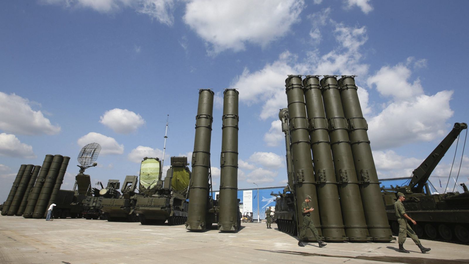 Archivo: Sistemas de baterías anti-aéreas S-300 (derecha) y S-400 (izquierda) durante una feria de armamento en la ciudad de Zhukovski, Rusia, en 2014