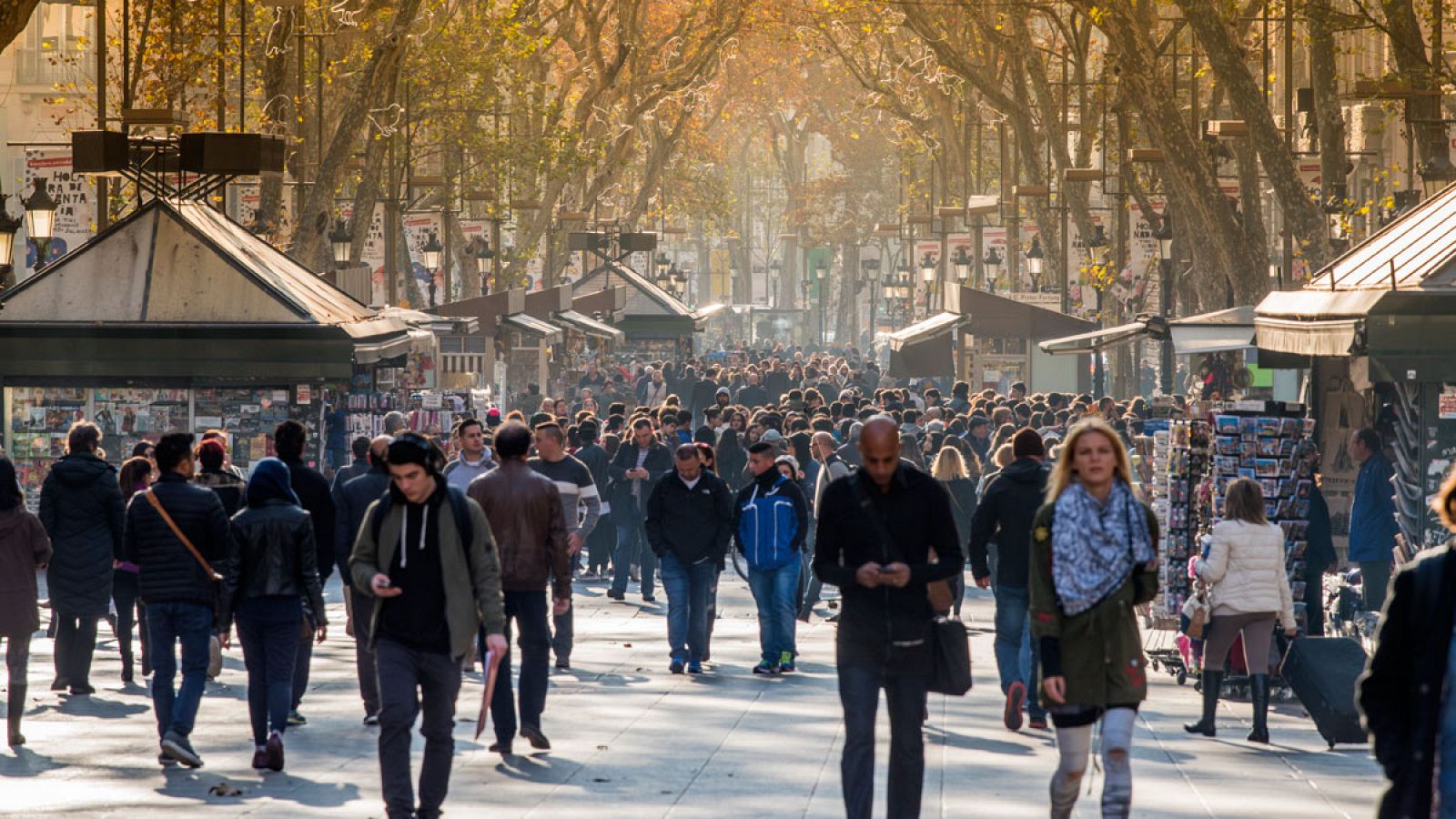Gente caminando por la Rambla de Barcelona.