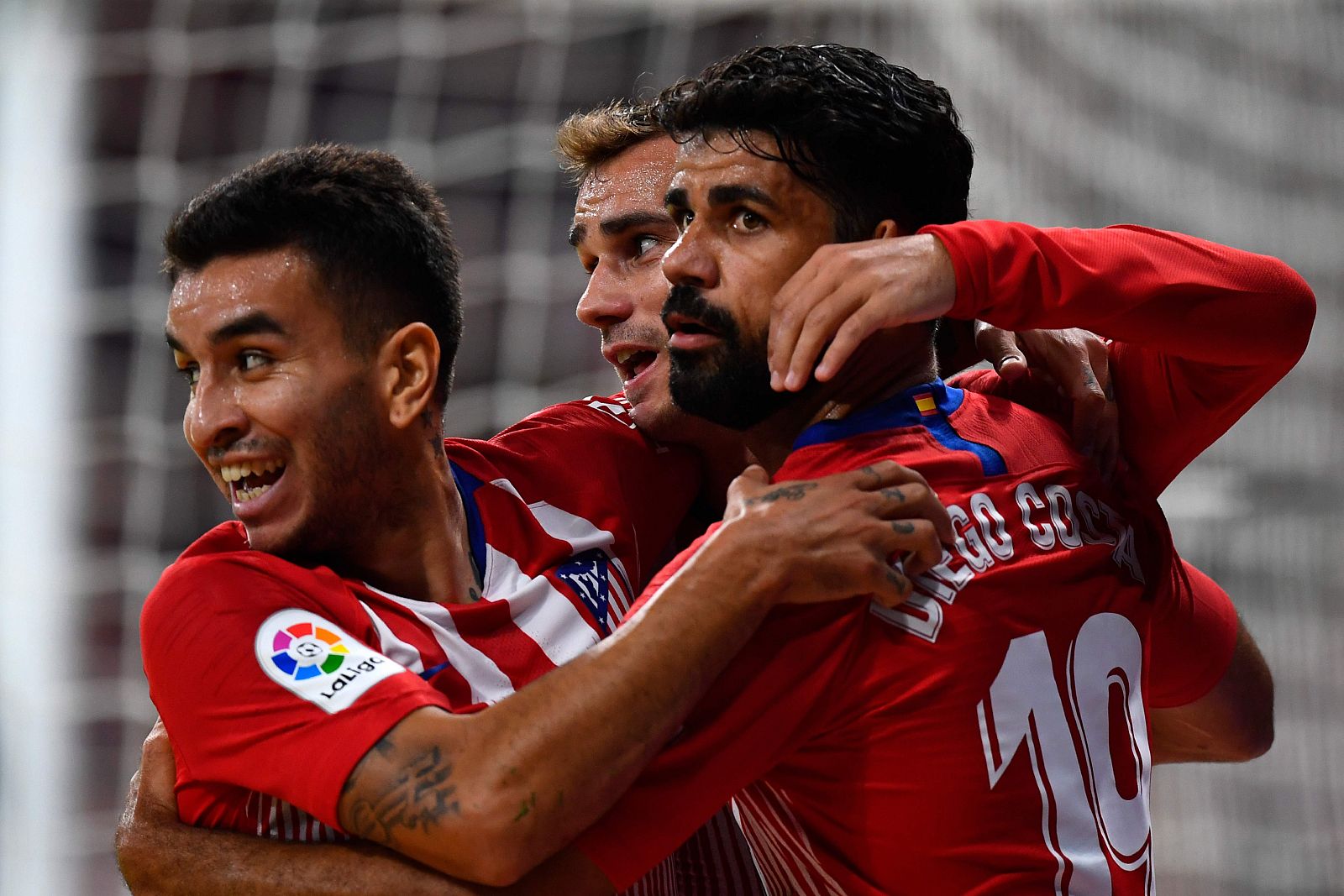 Antoine Griezmann celebra con Ángel Correa y Diego Costa su primer gol logrado ante el Huesca.