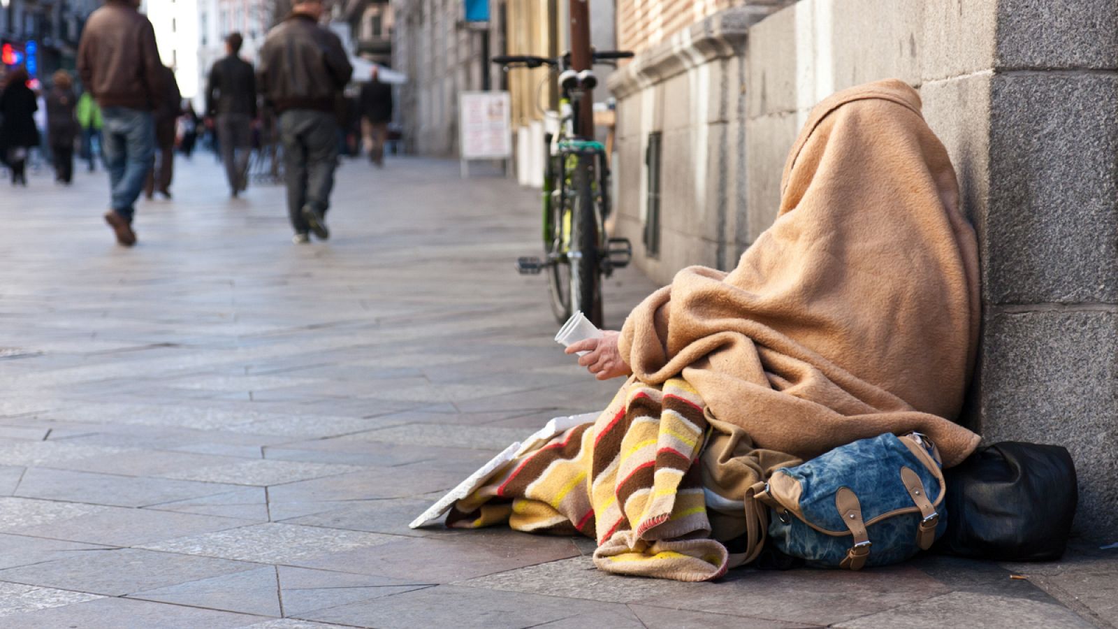 En la foto, un 'sin techo' en una calle en Madrid.