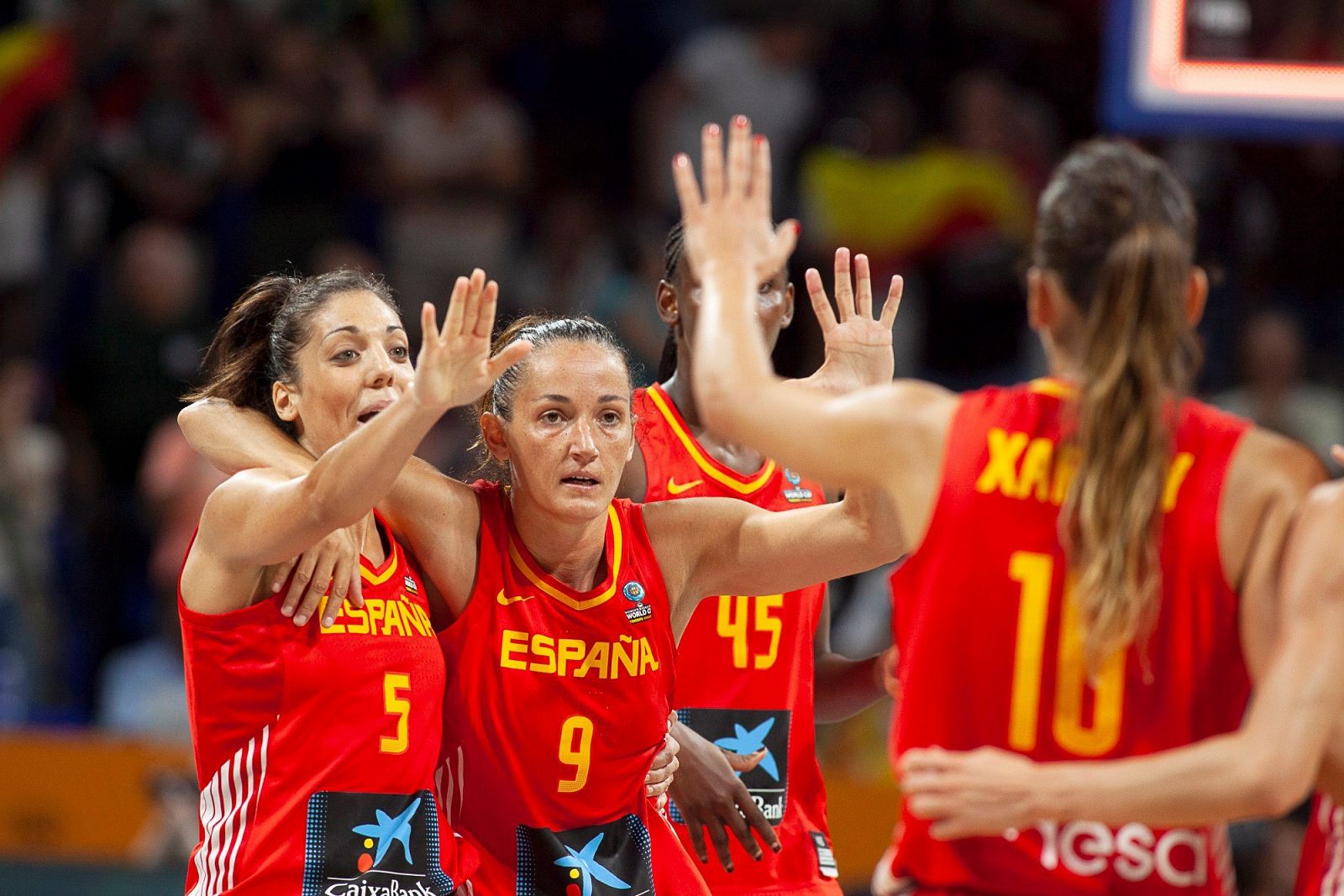 Las jugadoras de la selección española Cristina Ouviña (i) y Laia Palau (c) celebran una victoria