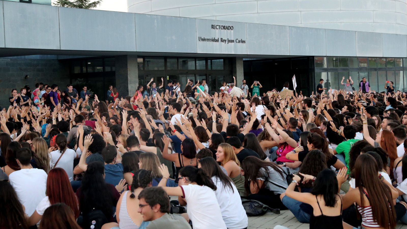 Concentración en el campus de Móstoles de la Universidad Rey Juan Carlos durante la jornada de huelga de sus alumnos