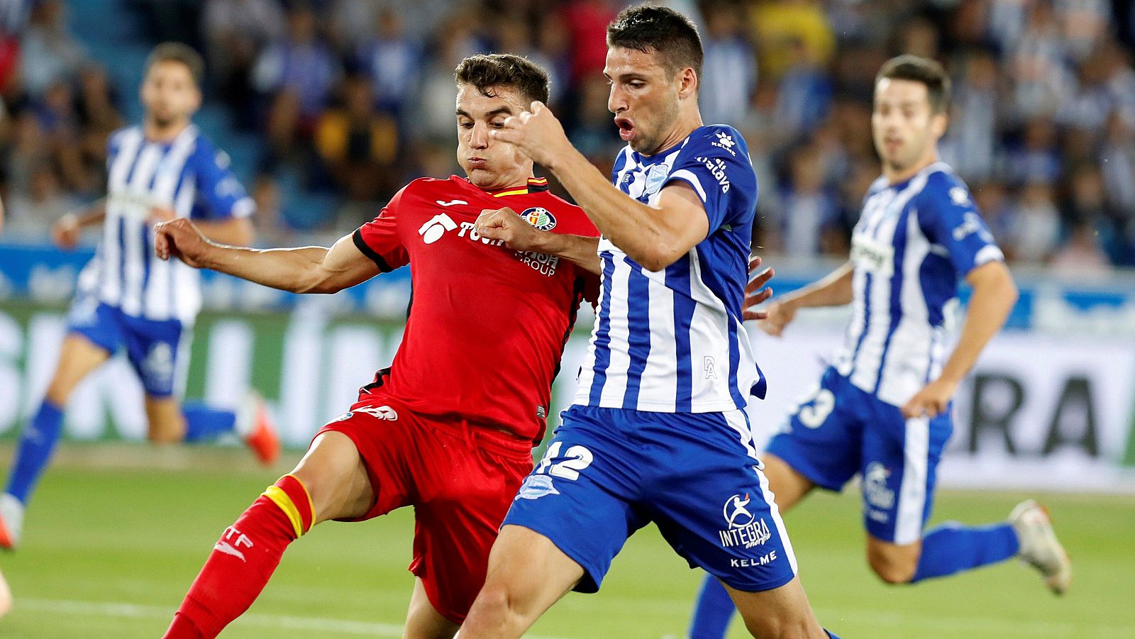 El centrocampista del Getafe Francisco Portillo (i) y el delantero del Alavés Jonathan Calleri, durante el partido.