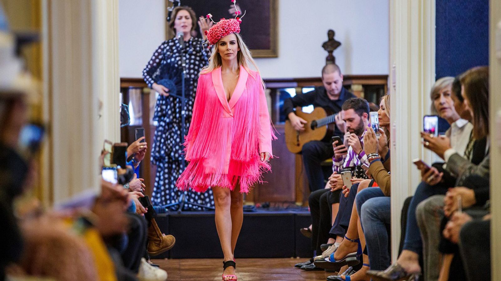 Estrella Morente puso voz al desfile de Juana Martín en París.