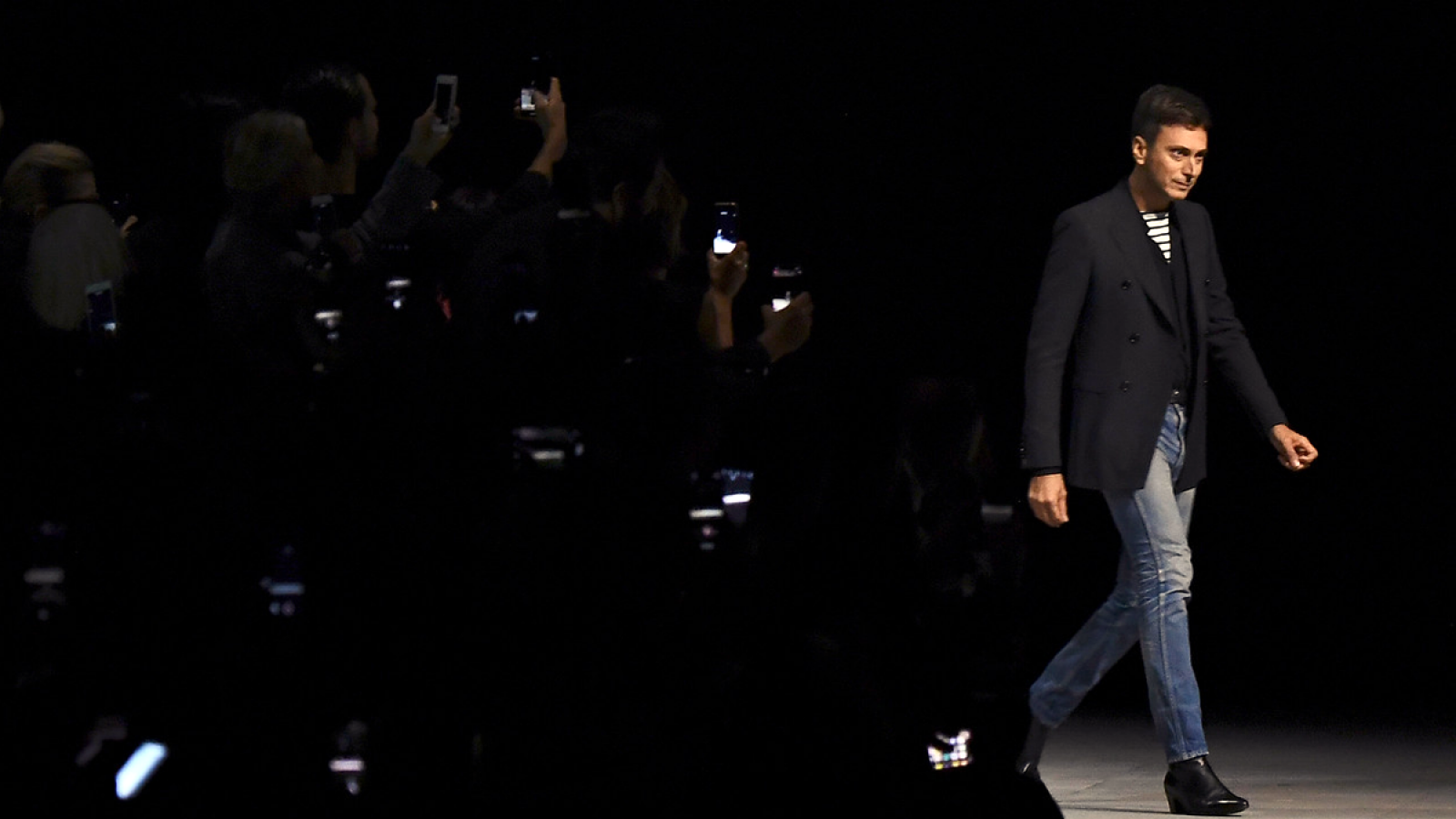 Hedi Slimane sale a saludar tras el desfile con el que ha debutado en Celine