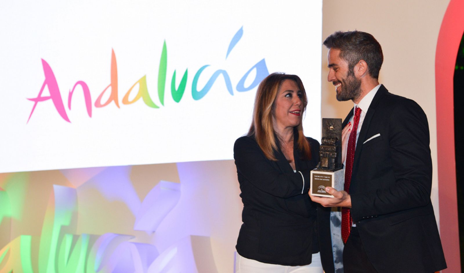 Susana Díaz entrega el premio como 'Embajador de Andalucía' a Roberto Leal