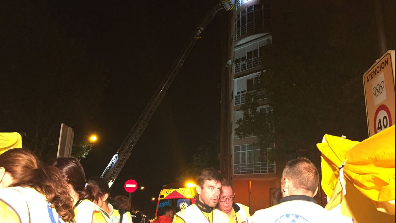 32 intoxicados leves al inhalar humo en el incendio de un edificio en Madrid