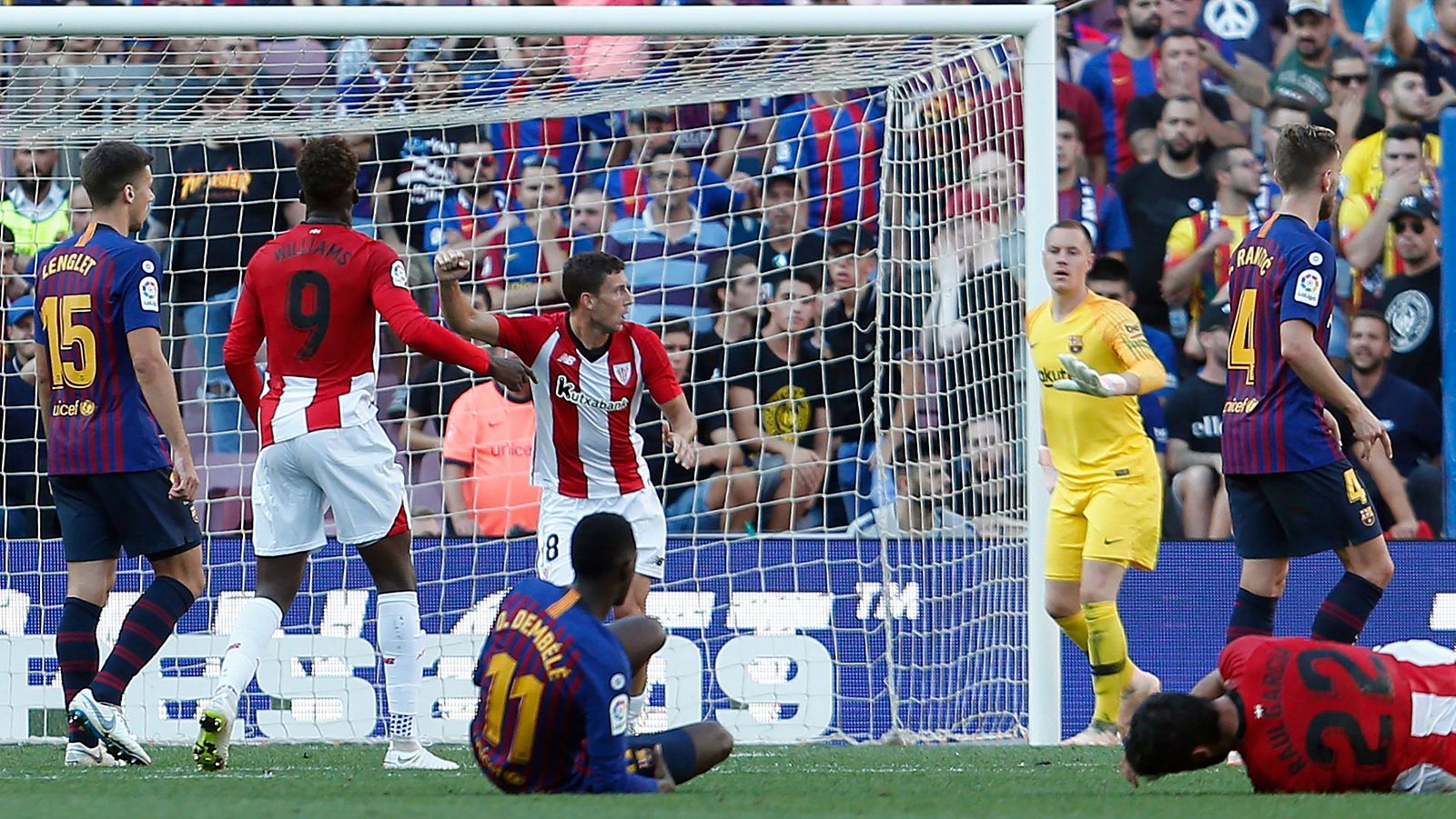 Óscar de Marcos celebra el gol anotado en el Camp Nou.
