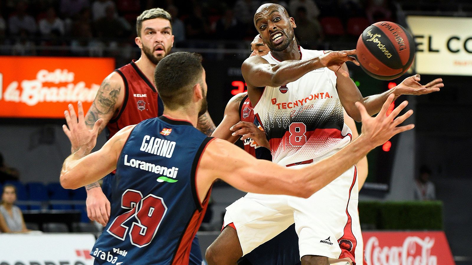 El escolta canadiense del Tecnyconta Zaragoza, Johnny Berhanemeskel, pasa el balón ante el alero argentino del Kirolbet Baskonia, Patricio Garino.