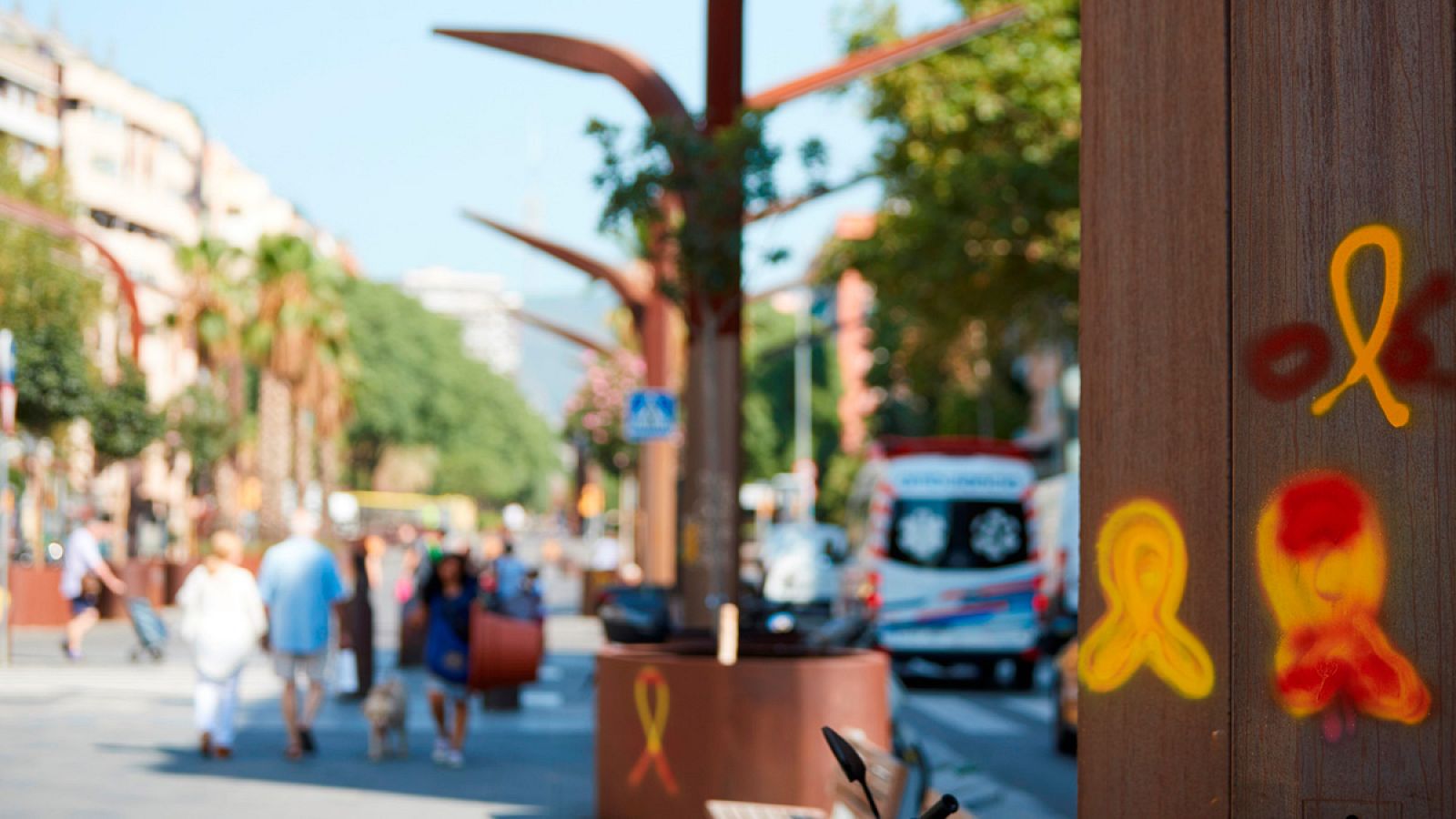 Lazos amarillos pintados en el barrio de Sants de Barcelona