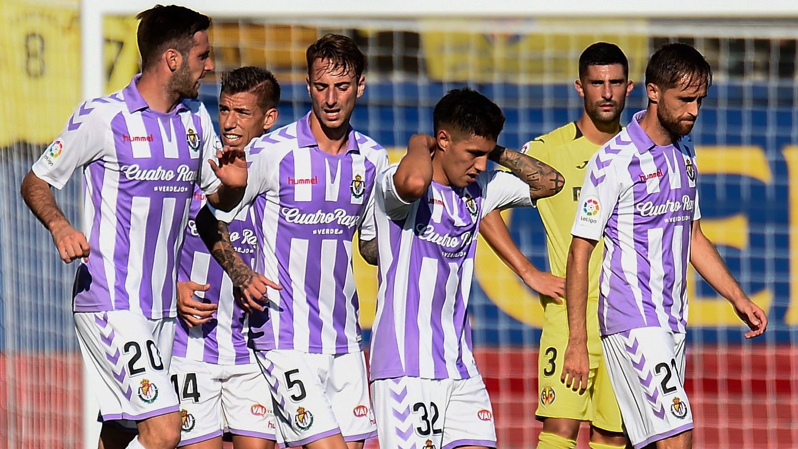 Leo Suárez, segundo por la derecha, celebra con sus compañeros del Valladolid su gol al Villarreal.