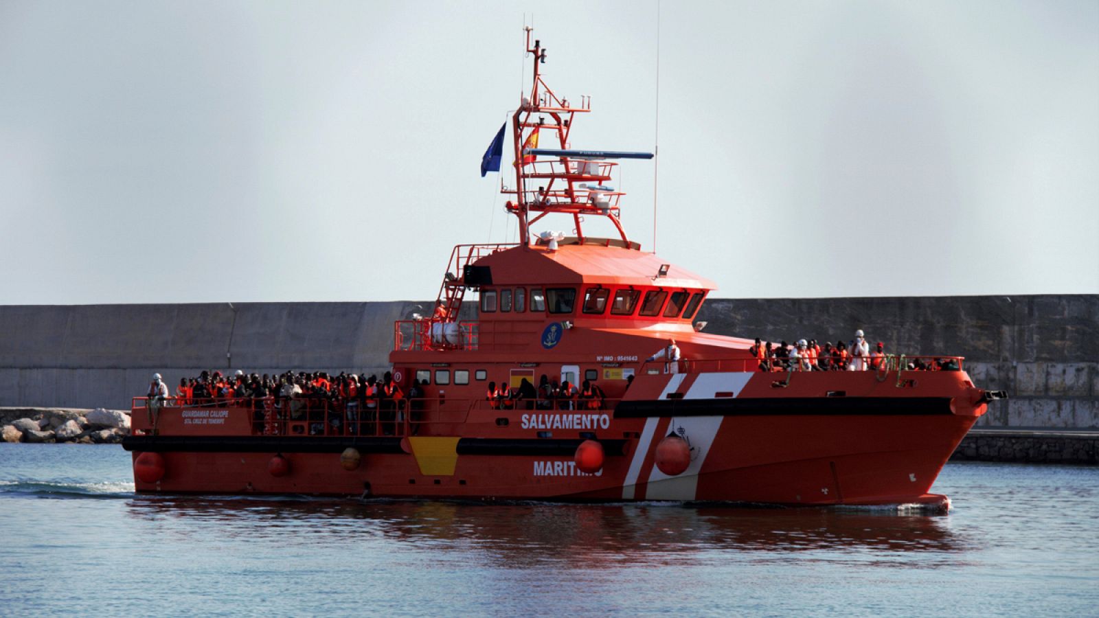 Llegada al puerto de Motril de 106 inmigrantes rescatados por Salvamento Marítimo