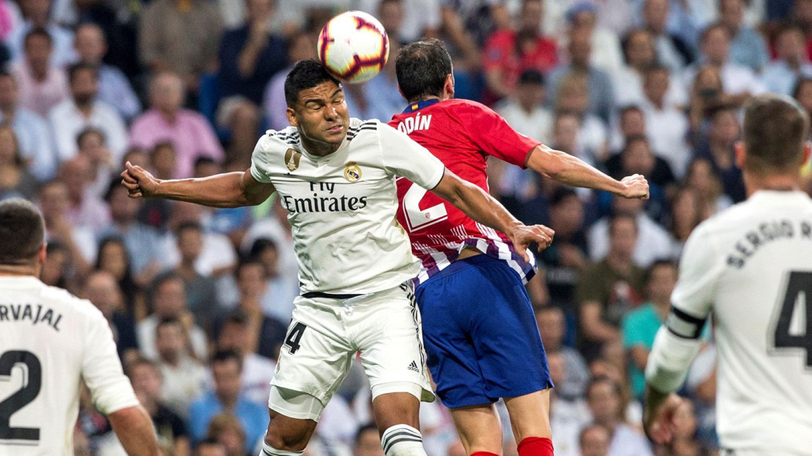 El centrocampista brasileño del Real Madrid, Casemiro, disputa un balón ante el defensa uruguayo del Atlético de Madrid, Diego Godín