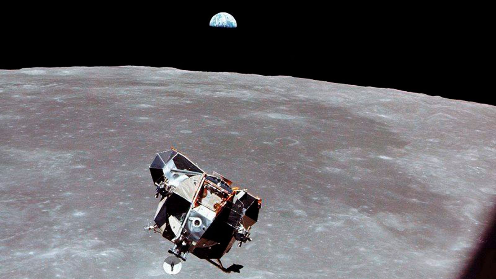 Imagen cedida por la NASA tomada el 19 de julio de 1969 que muestra a la la cápsula "Apolo XI", con la luna al fondo.