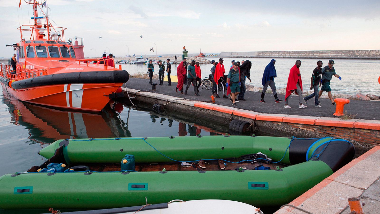 Llegada al puerto de Motril (Granada) de 66 personas rescatadas de dos pateras el lunes 1 de octubre.