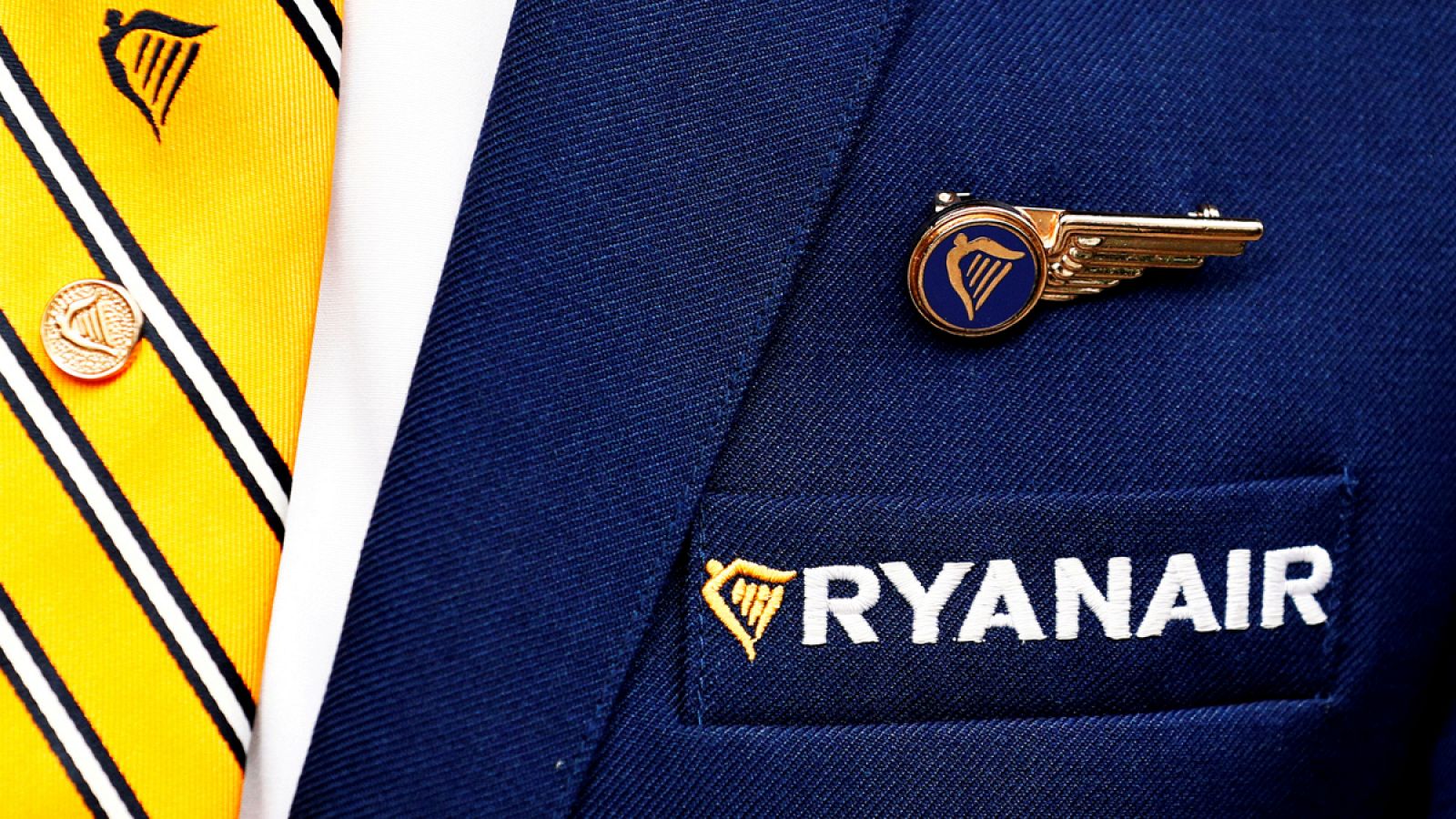 Detalle de un uniforme de Ryanair