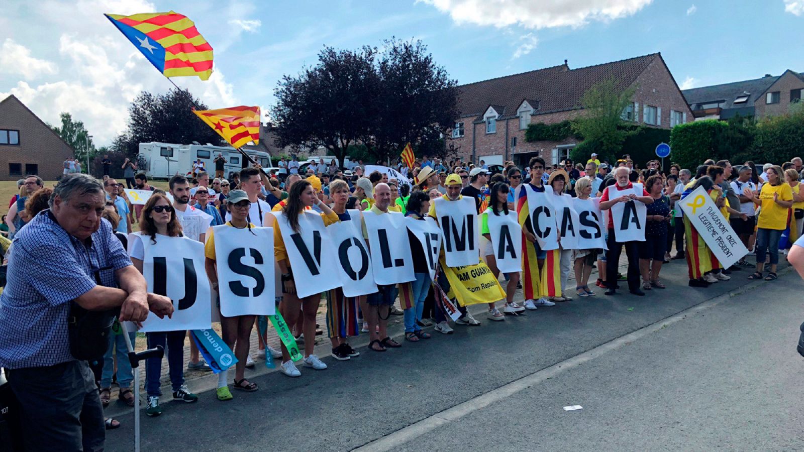 Manifestación de simpatizantes del independentismo para recibir al expresidente catalán, Carles Puigdemont, a su regreso a Bélgica