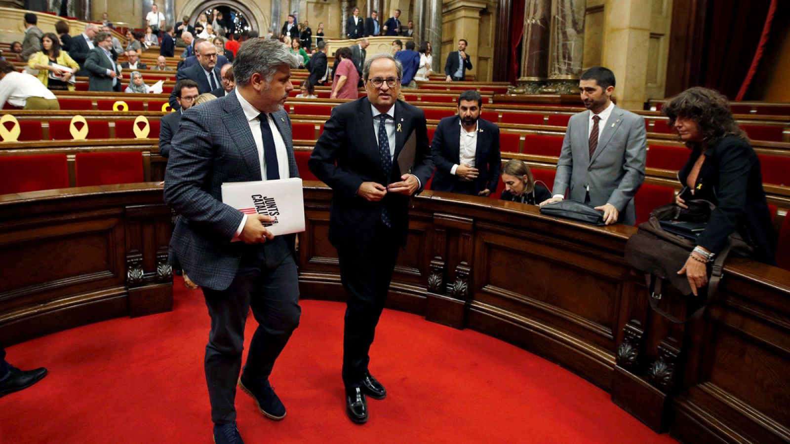 El presidente de la Generalitat, Quim Torra junto al portavoz de JxCat, Albert Batet, en el Parlament