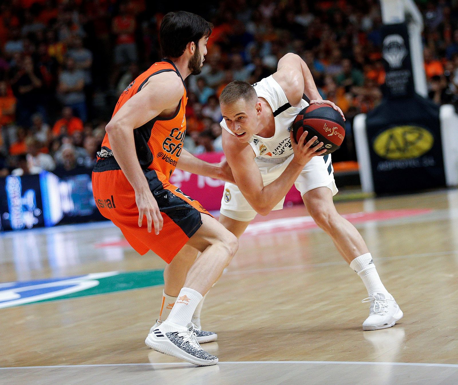 El escolta del Valencia Basket Sergi García (i) defiende al escolta esloveno del Real Madrid Klemen Prepelic en el partido de la segunda jornada de liga ACB que se disputa esta noche en el pabellón de la Fuente de San Luis.