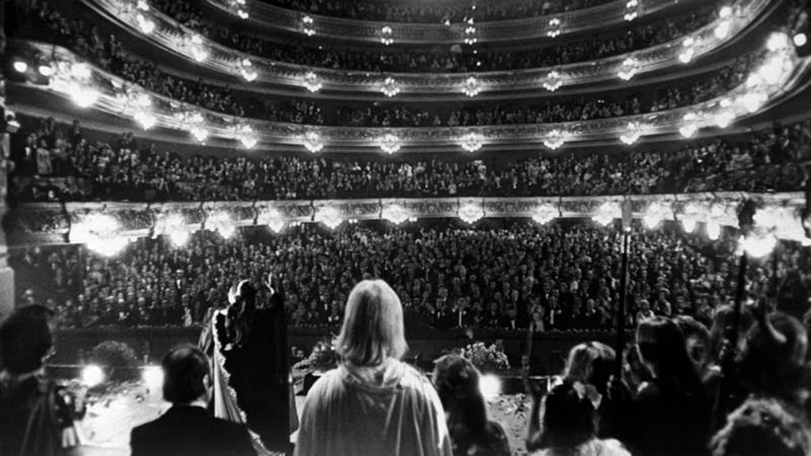 Caballé saluda al público del Liceo tras la representación de Norma en 1973