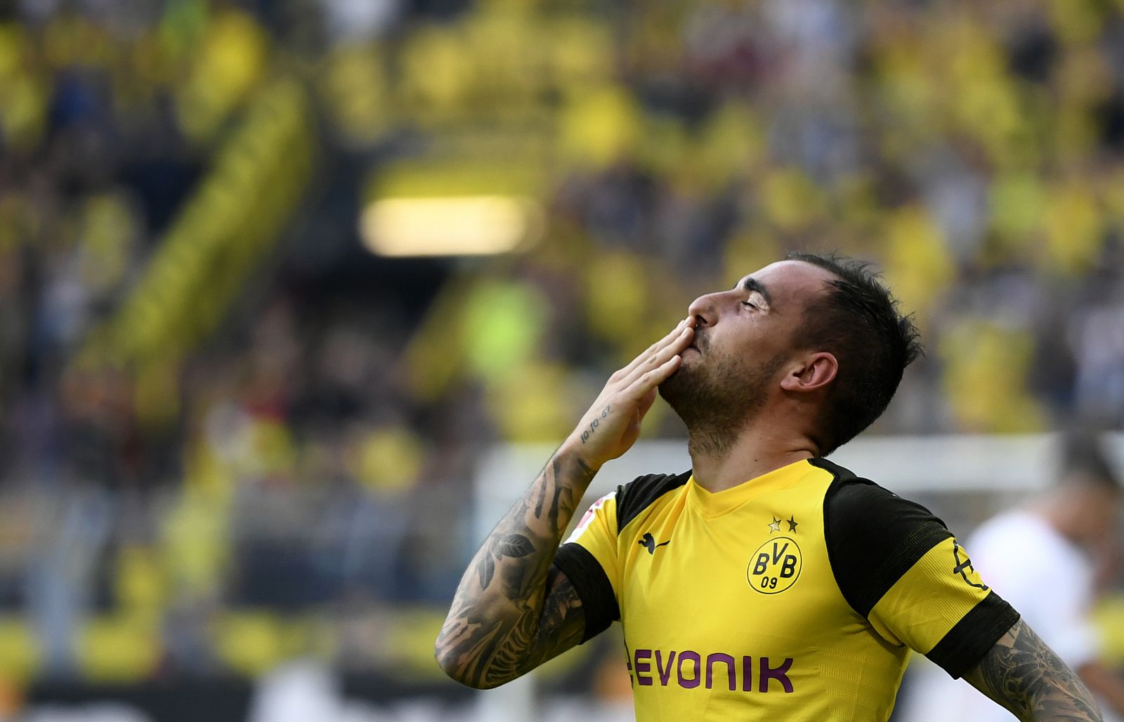 Paco Alcácer celebra su tercer gol con el Dortmund