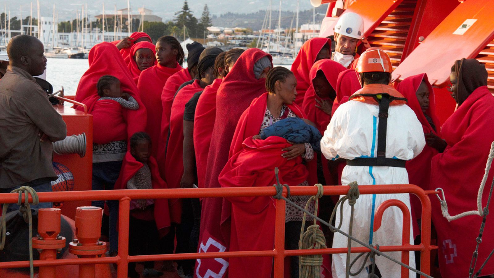 Llegada de varios inmigrantes al puerto de Motril (Granada) este sábado