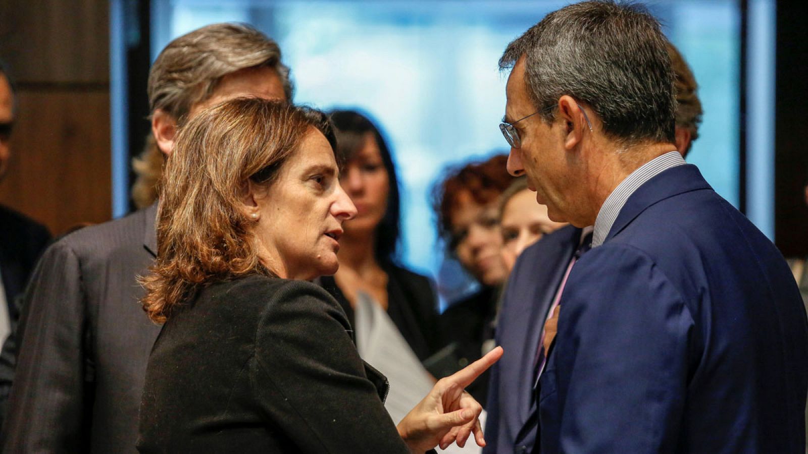 La ministra para la Transición Ecológica, Teresa Ribera (i), conversa con su homólogo italiano, Sergio Costa (d), antes del Consejo de titulares de Medioambiente celebrado en Luxemburgo.