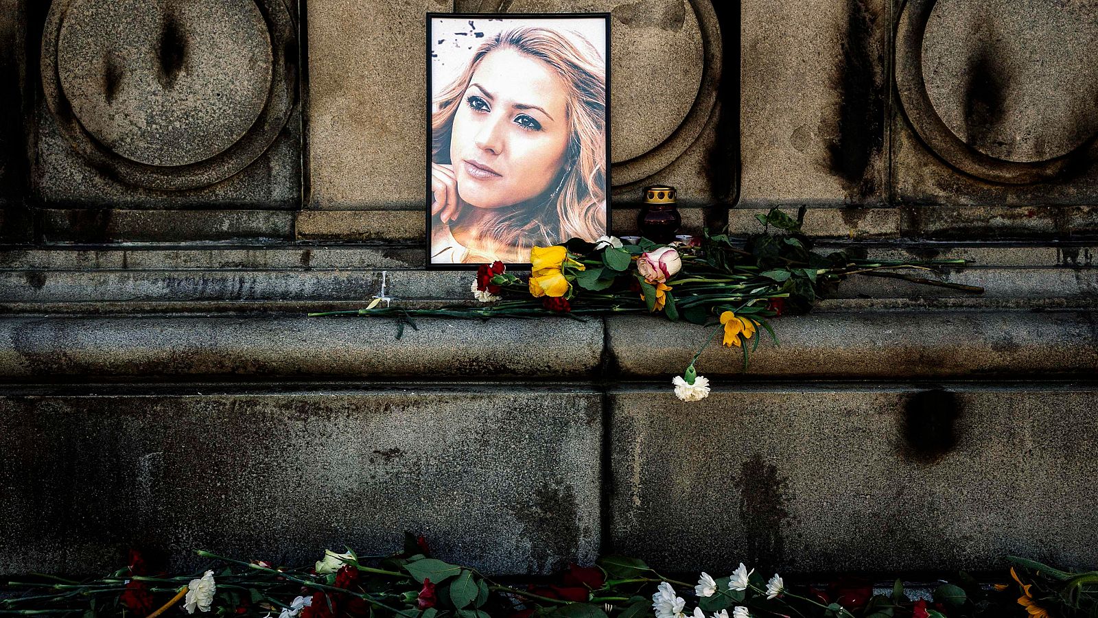 Flores junto a un retrato de la periodista asesinada Viktoria Marinova