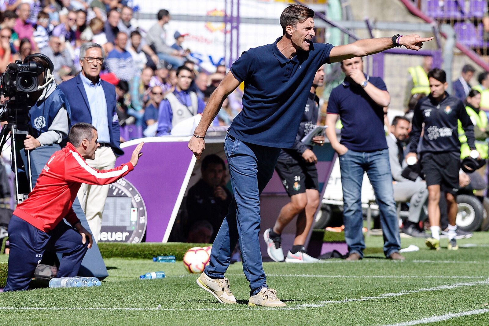 El ya exentrenador del Huesca, Leo Franco, en su último partido ante el Real Valladolid.