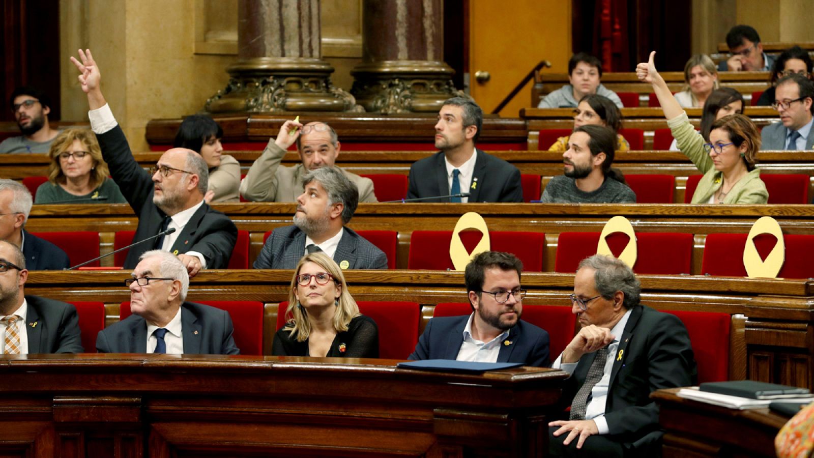 El presidente de la Generalitat Quim Torra (d) el vicepresidente, Pere Aragonès y la consellera de la Presidencia, Elsa Artadi al inicio del pleno del Parlament