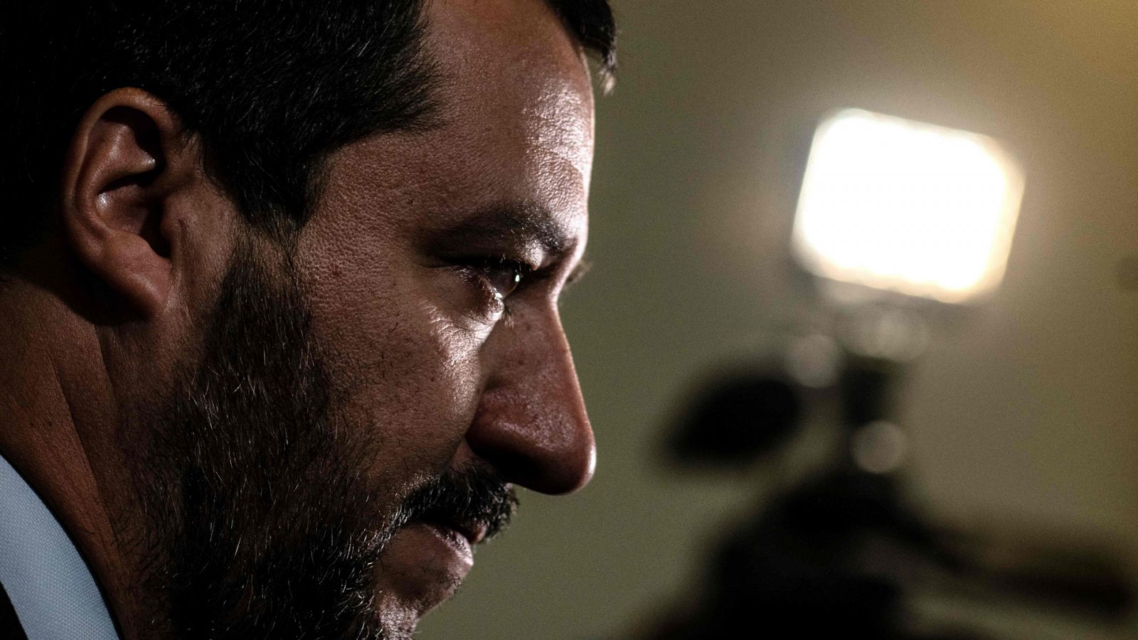 El ministro del interior italiano Matteo Salvini responde a los periodistas durante una cumbre en París