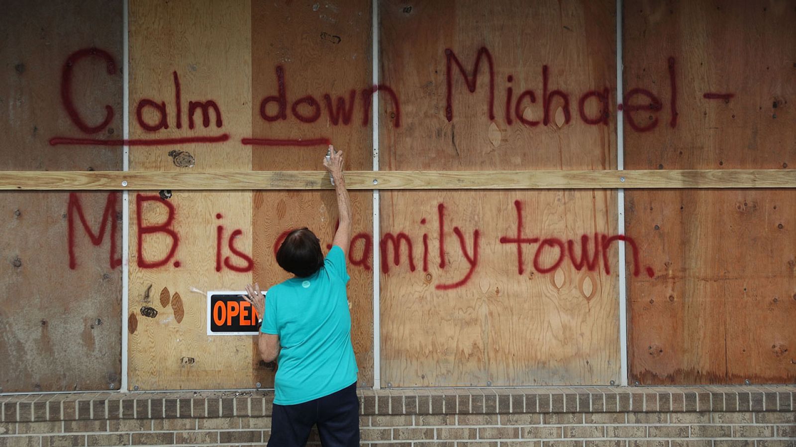 Una mujer pide "calma" a Michael en un edificio en México Beach, Florida