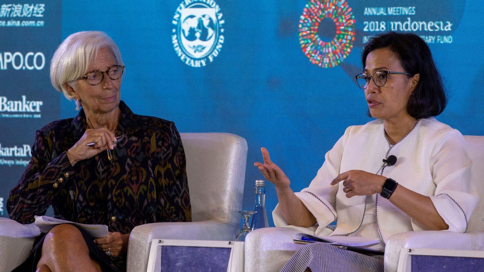Reunión entre la directora del FMI, Christine Lagarde, y la ministra de Finanzas indonesia, Sri Mulyani Indrawati el martes en Bali.