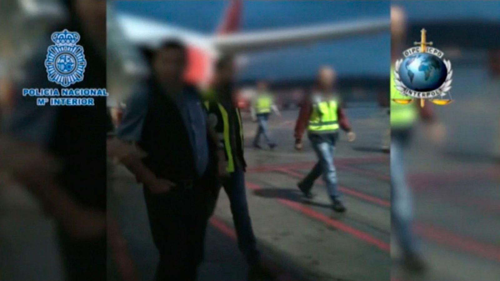 Momento de la detención del etarra Tontxu en el aeropuerto de Madrid