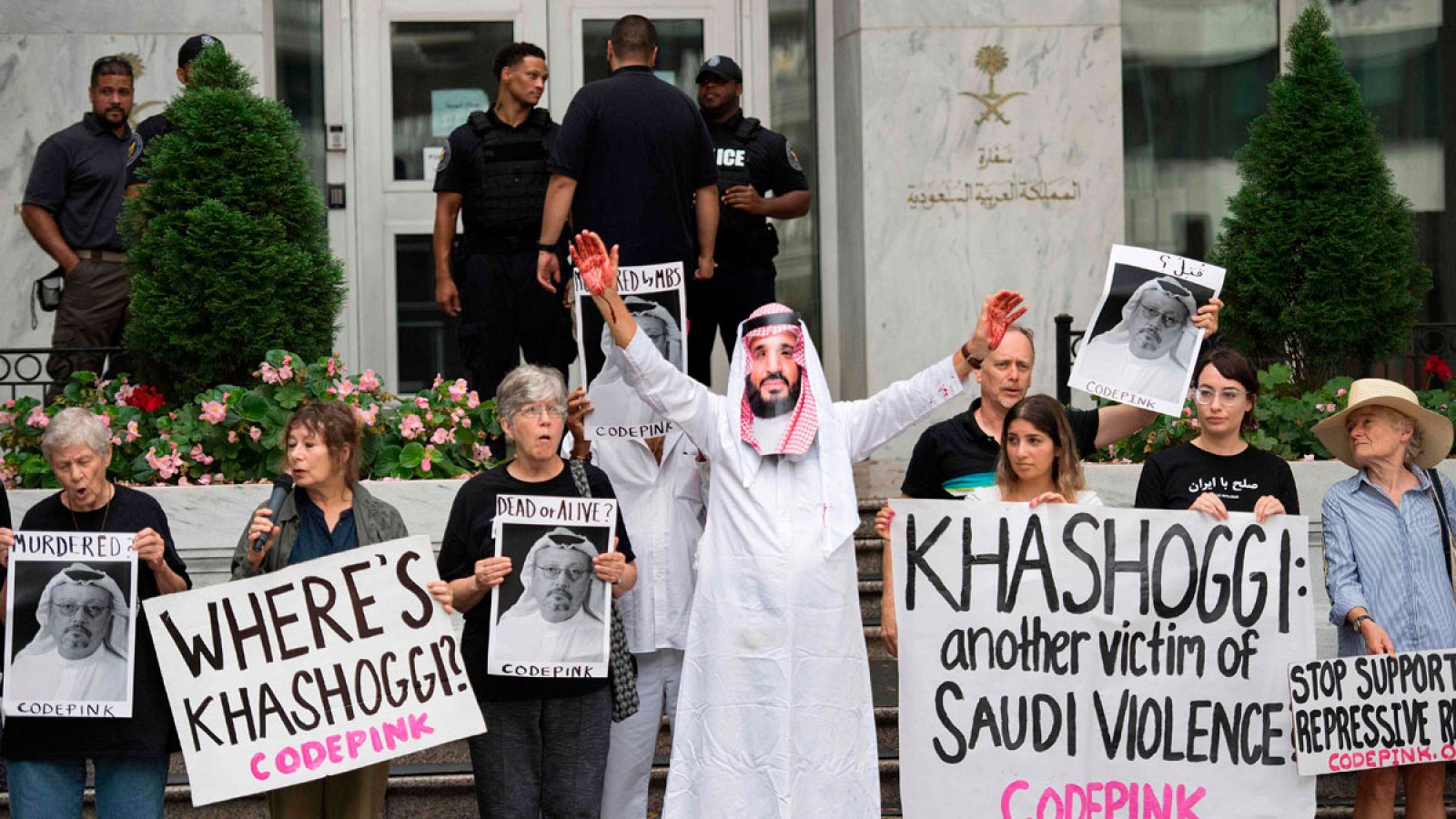 Manifestación en el exterior de la Embajada de Arabia Saudí en Washington, DC, el 8 de octubre de 2018, exigiendo justicia por el desaparecido periodista Jamal Khashoggi.
