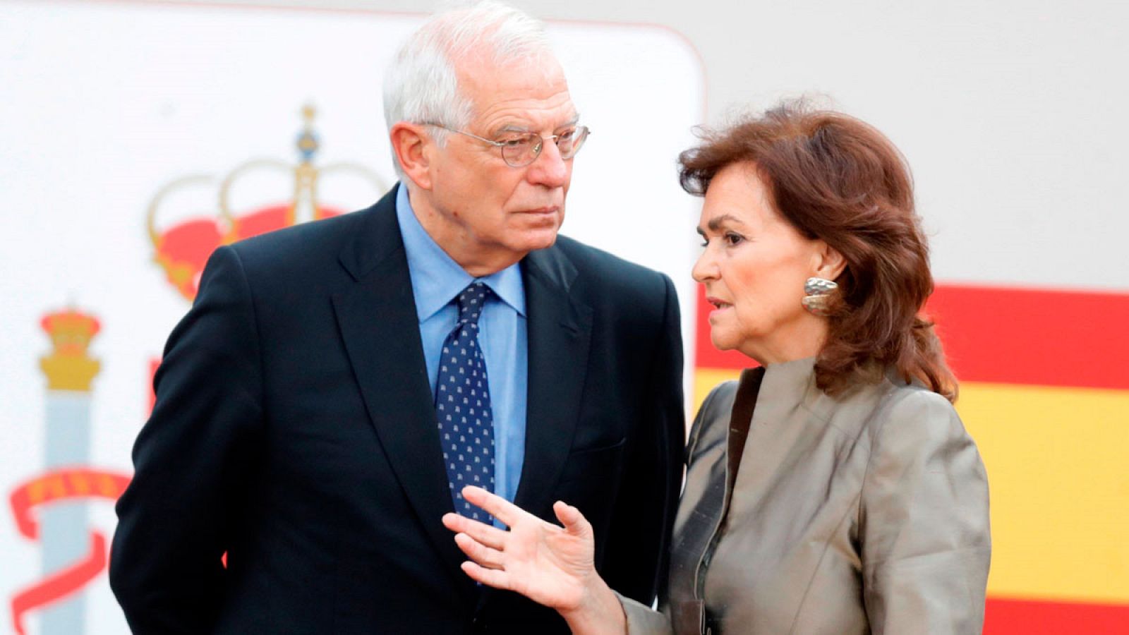 La vicepresidenta del Gobierno, Carmen Calvo hablando con el ministro de Exteriores, Josep Borrell