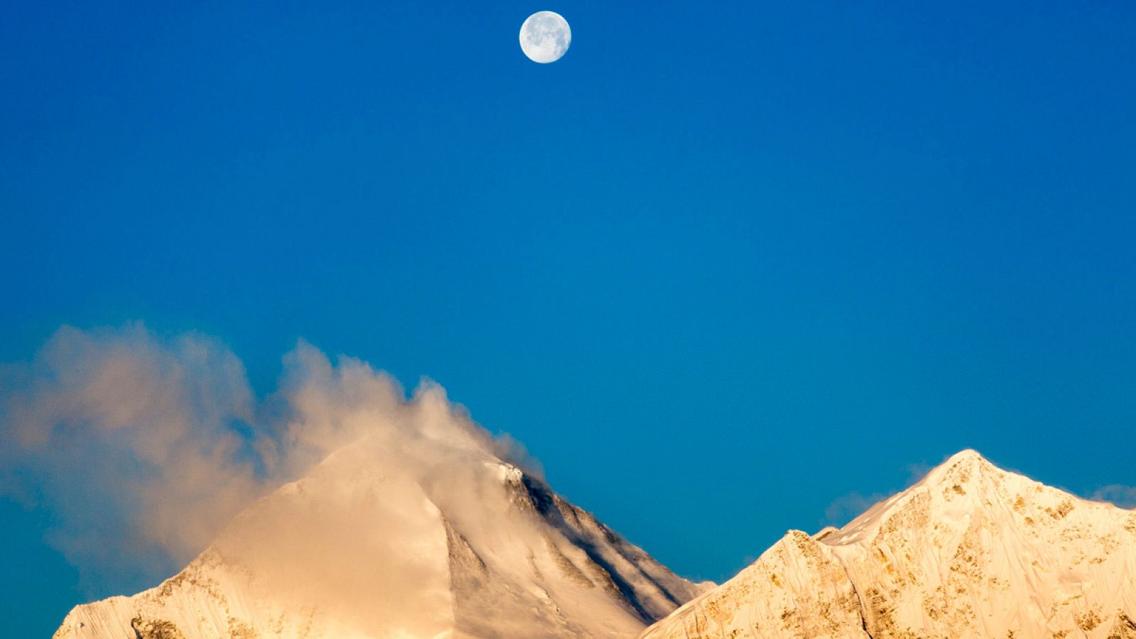 Fotografía de archivo de la puesta de la luna al amanecer sobre el monte Dhaulagiri, en Nepal
