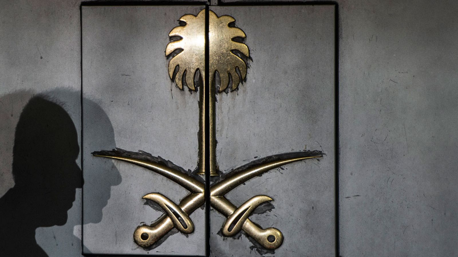La sombra de un miembro de seguridad sobre la puerta del consulado de Arabia Saudí en Estambul