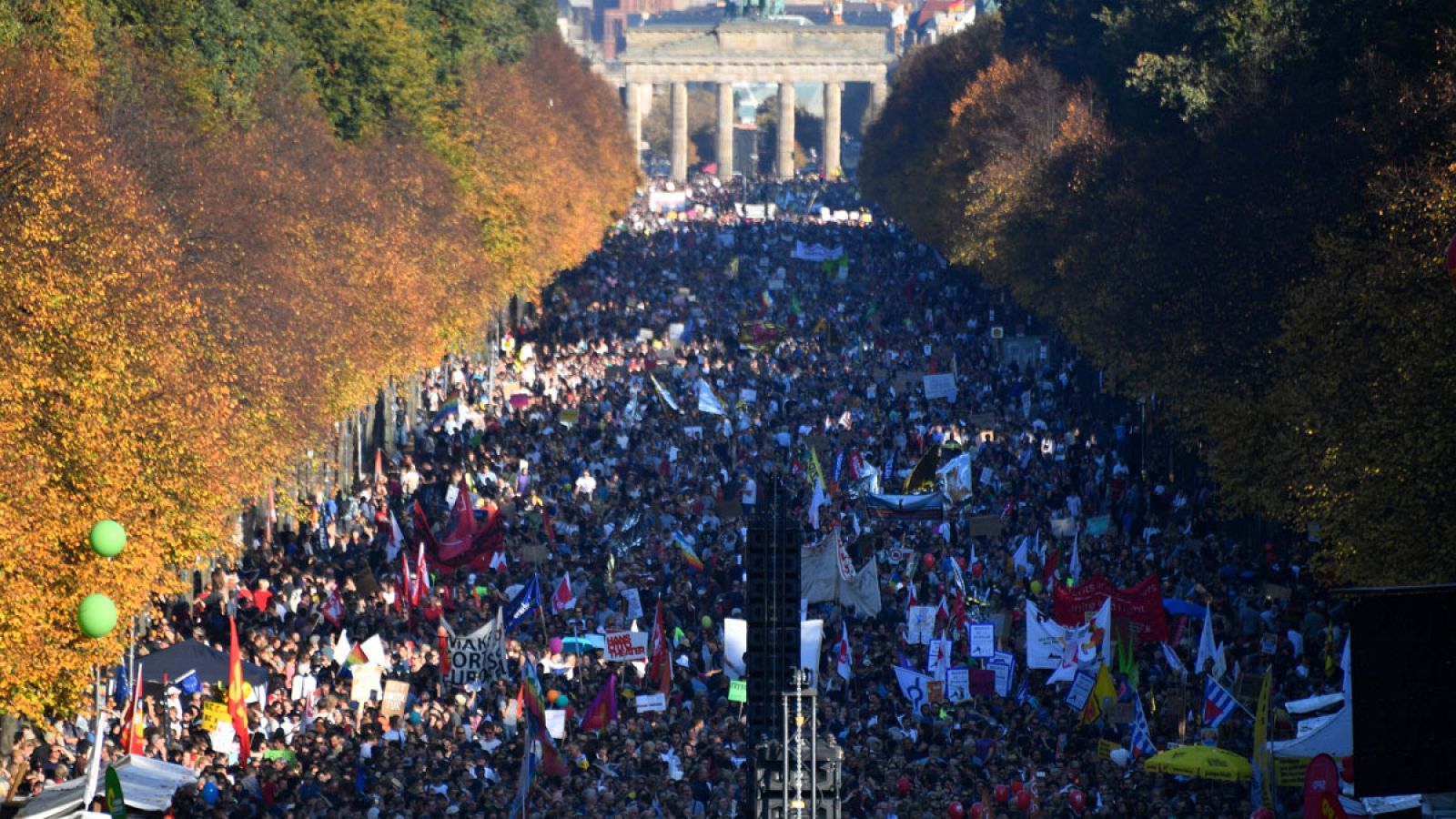Decenas de miles de personas se manifiestan en Berlín contra el racismo