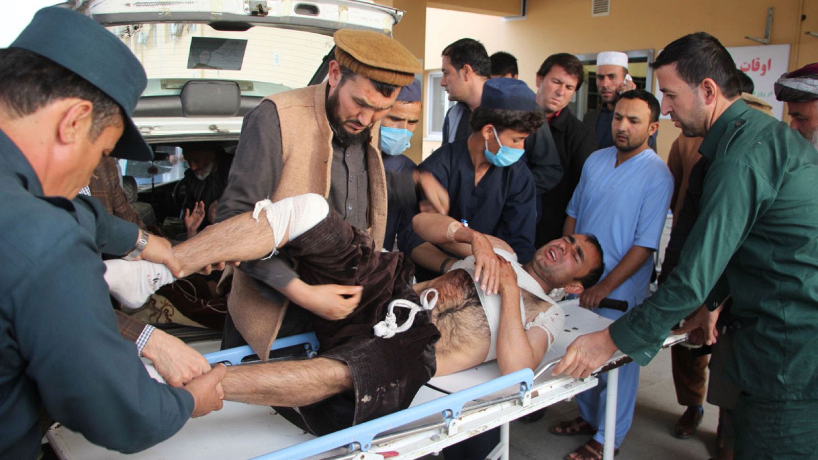 Un grupo de voluntarios transporta a un herido en un atentado en la provincia de Takhar.