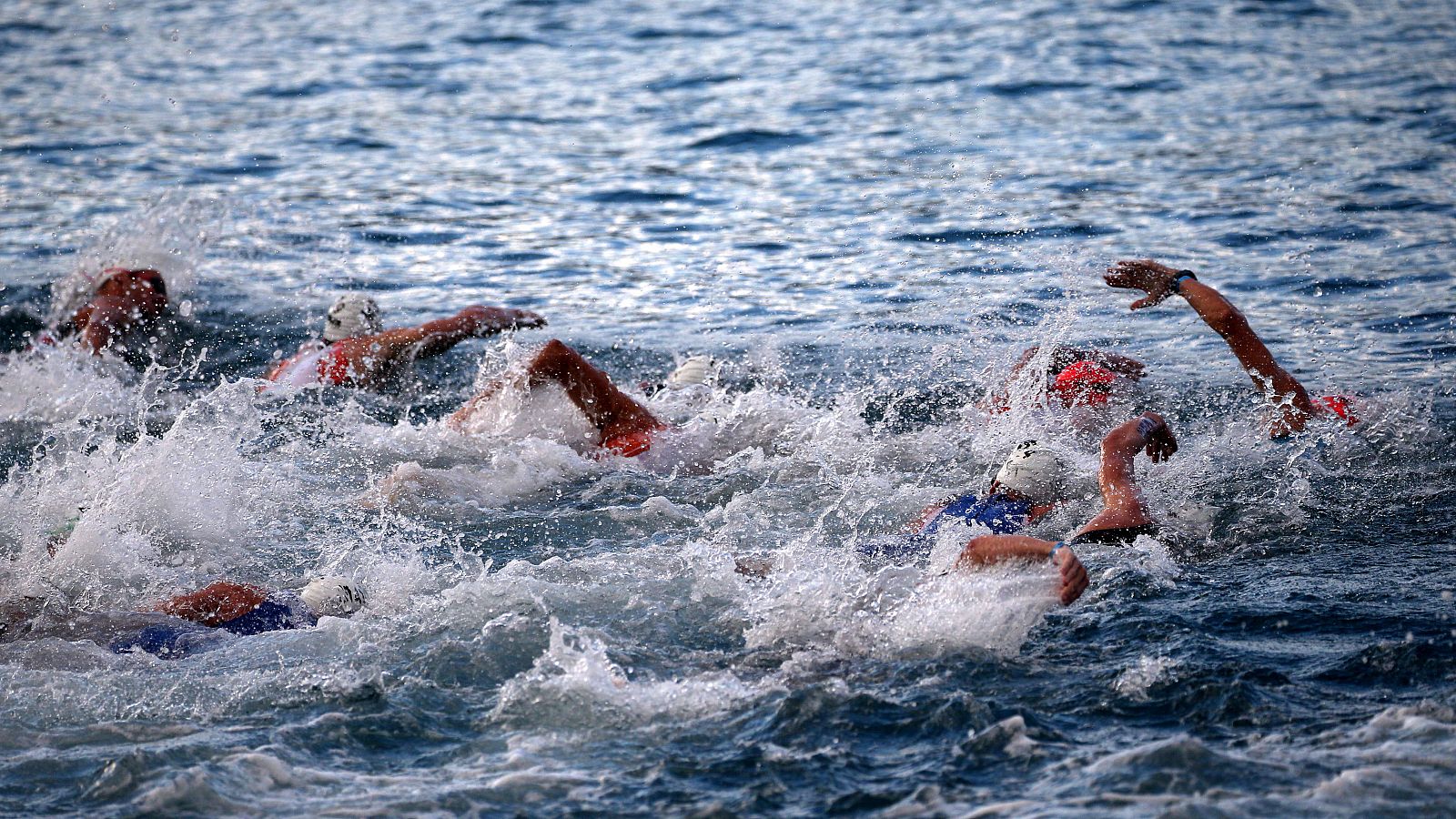 Imagen de la prueba de natación profesional del Mundial de Ironman de Kona.