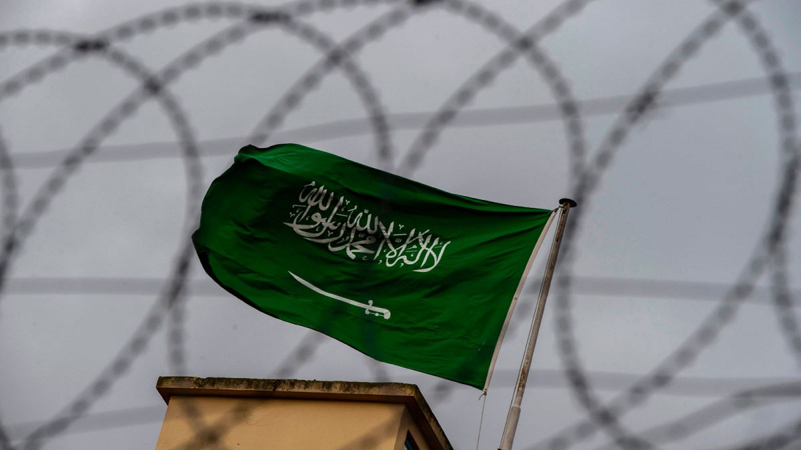 La bandera de Arabia Saudí ondea en el consulado del país en Estambul