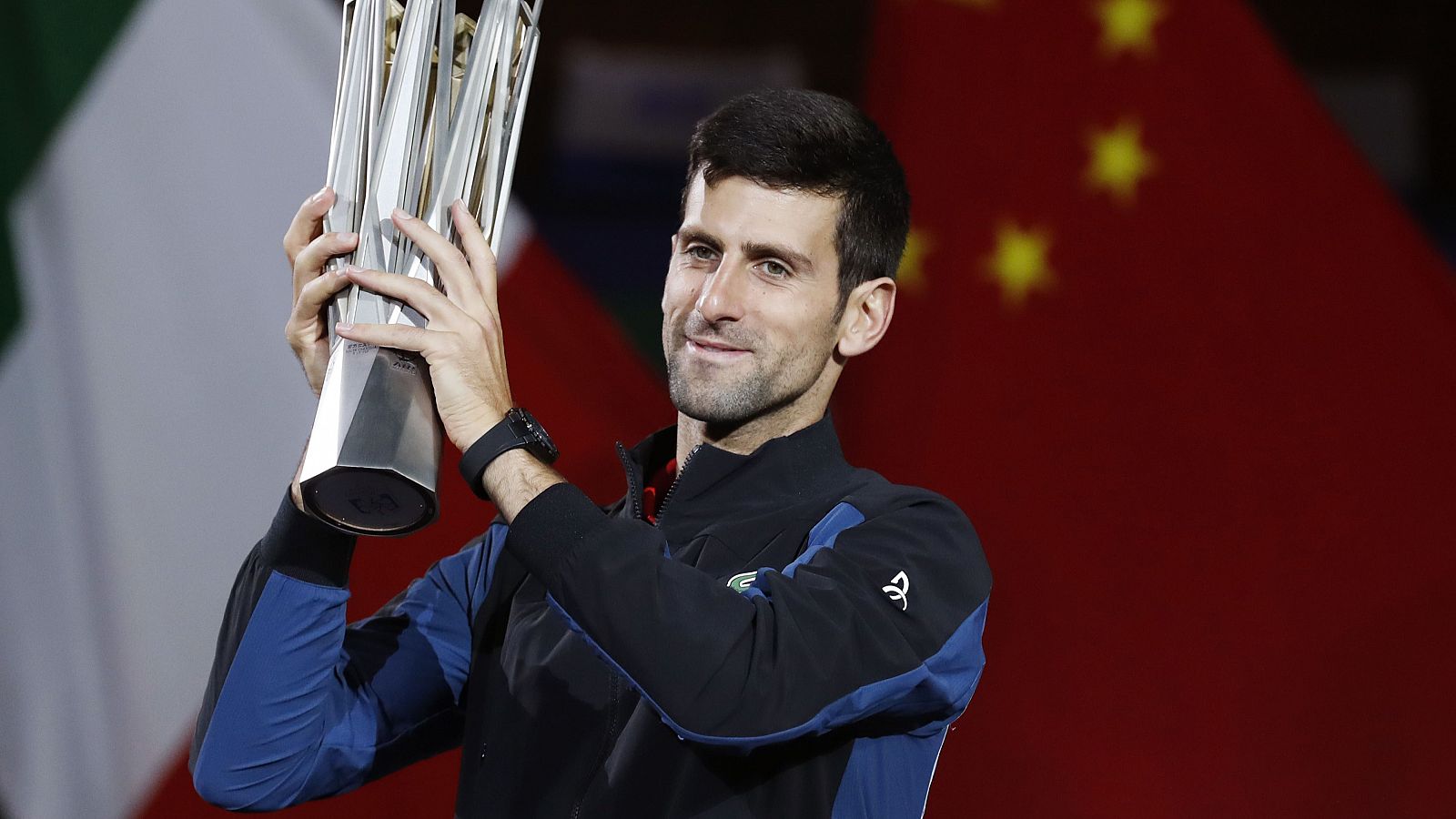 Novak Djokovic, con su trofeo del Masters 1000 de Shanghái.