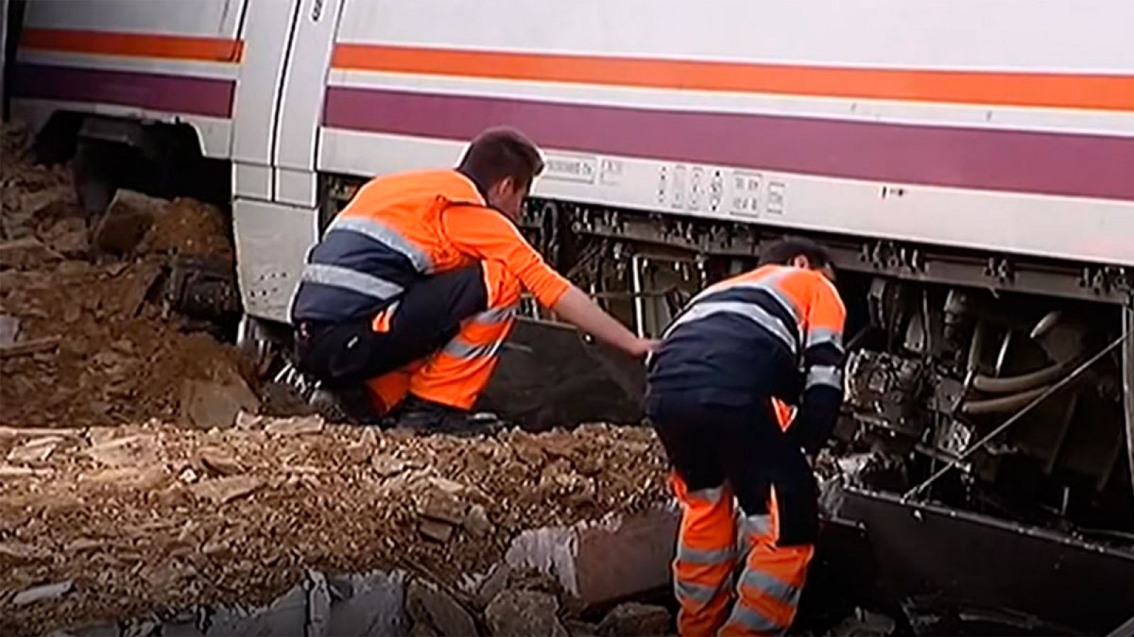 Dos operarios revisan un tren a su paso por Extremadura en una imagen de archivo
