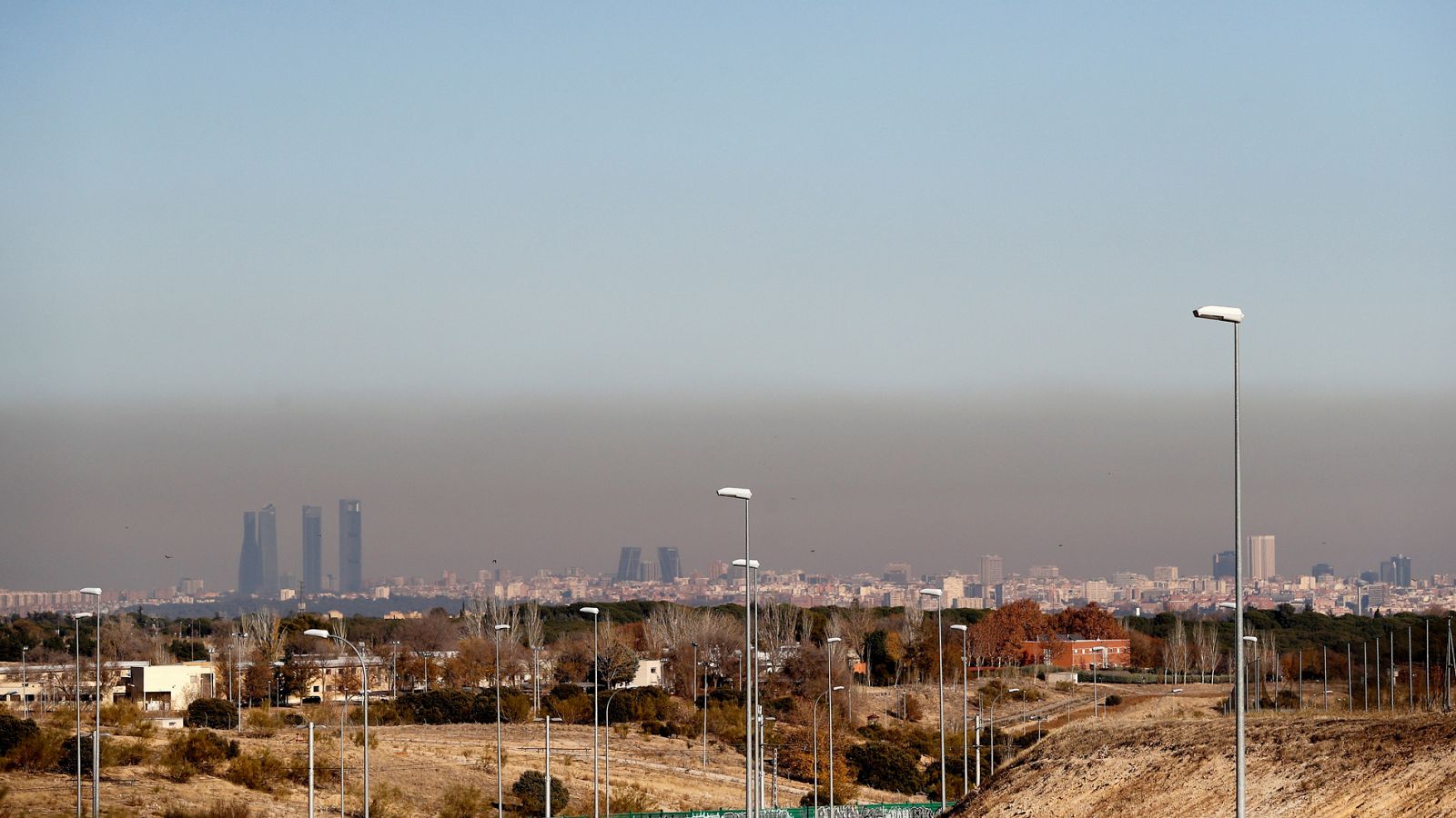 Capa de contaminación sobre la ciudad de Madrid en una imagen de diciembre de 2017.