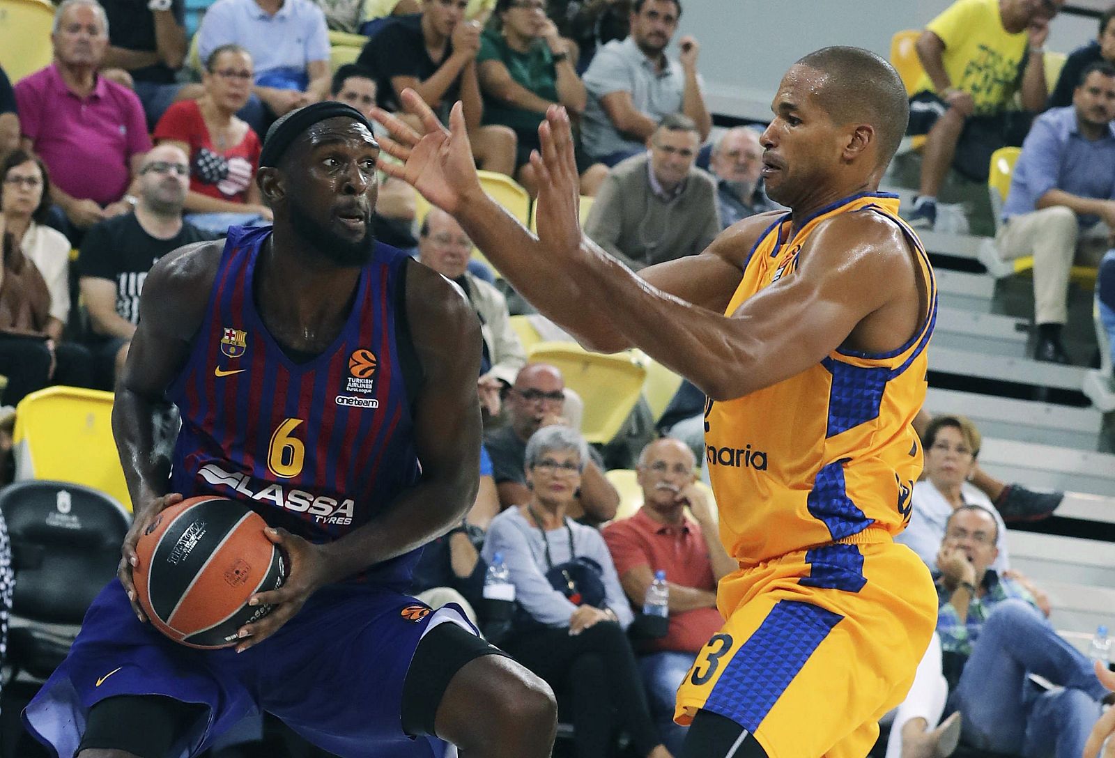 El escolta estadounidense del FC Barcelona, Chris Singlenton (i), con el balón ante la defensa del jugador dominicano Herbalife Gran Canaria, Eulis Báez, durante el partido de Euroliga