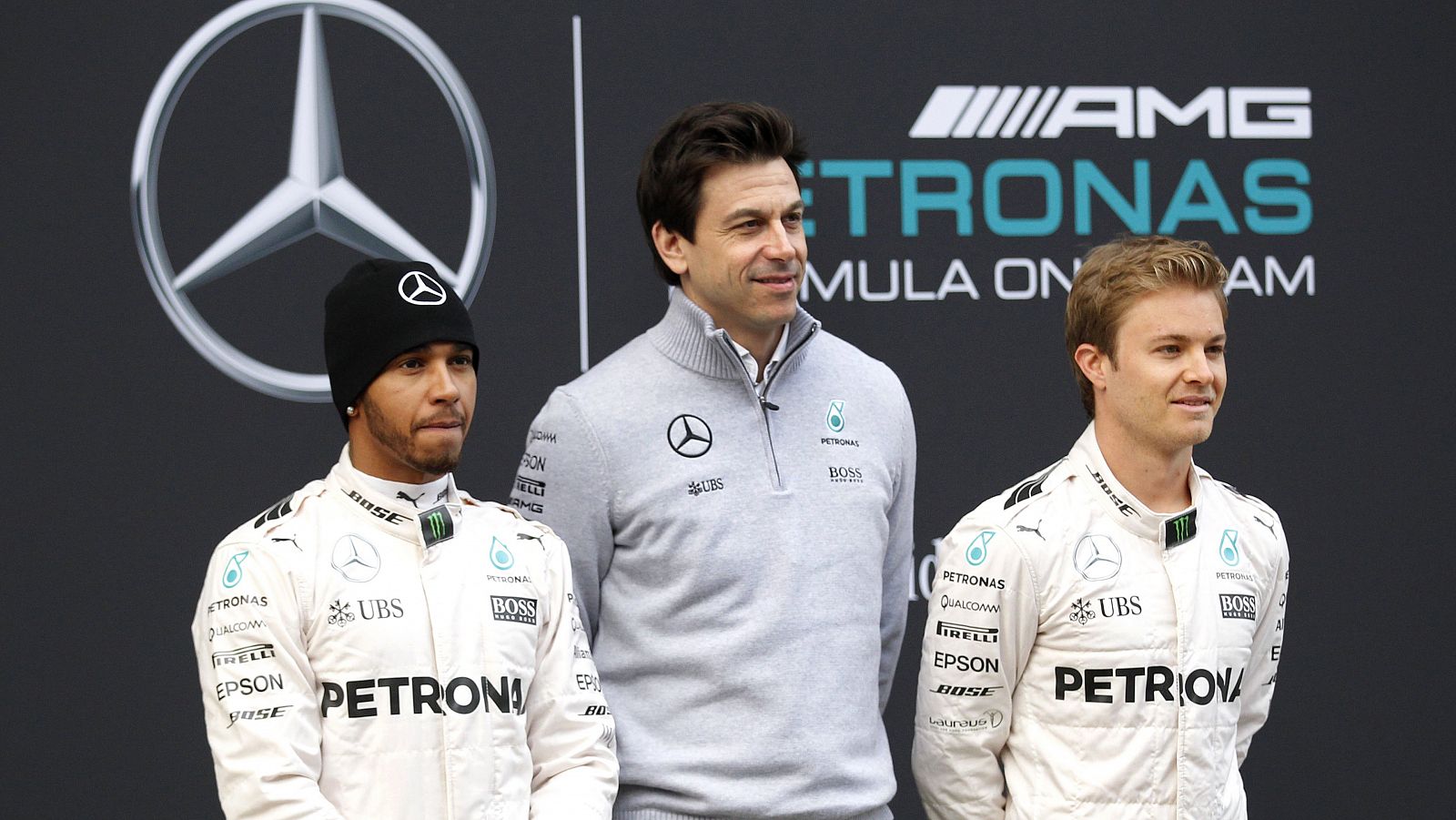 Lewis Hamilton, el director de Mercedes Toto Wolf, y Nico Rosberg, en 2016.