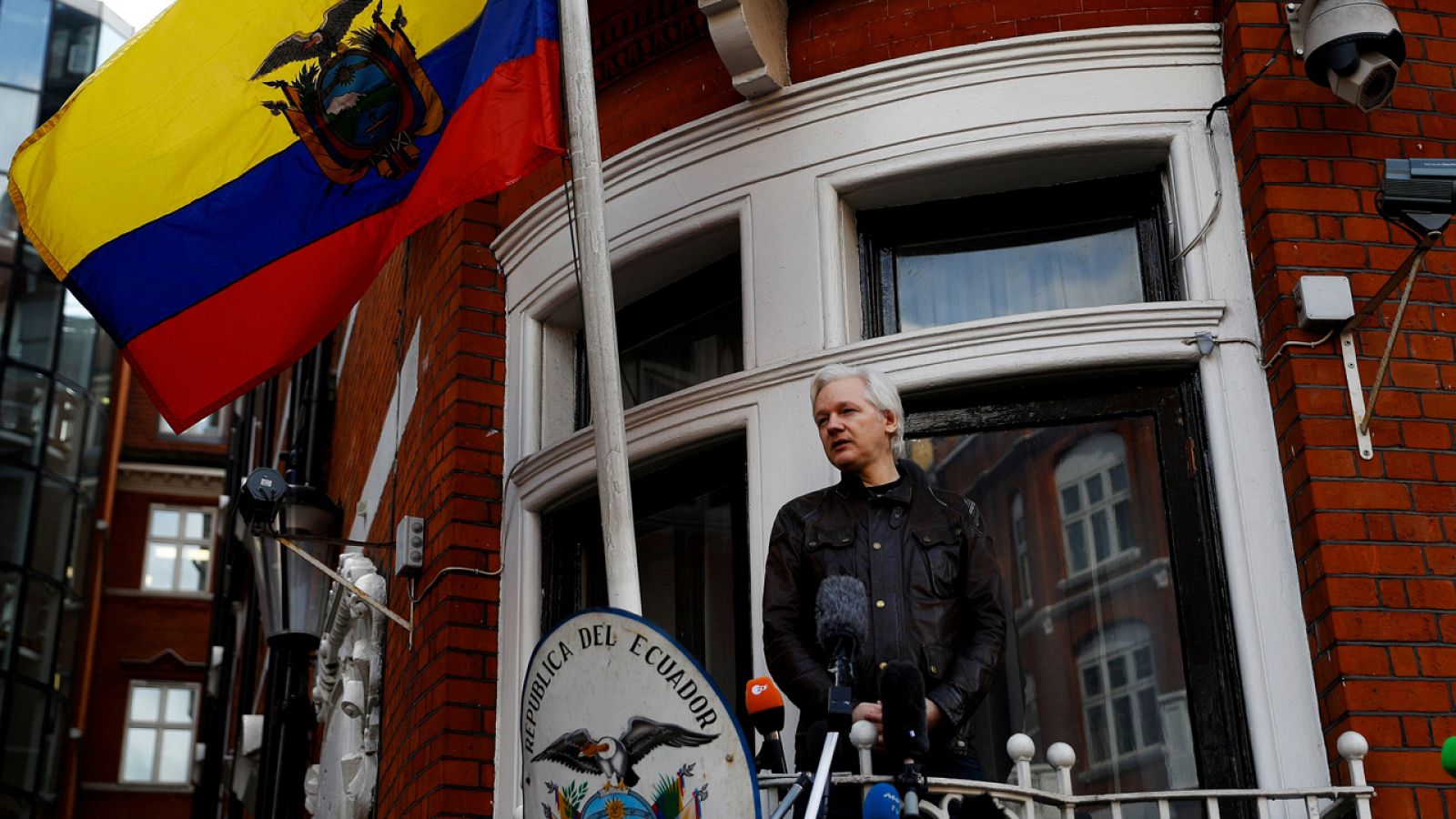 Julian Assange comparece desde el balcón de la embajada ecuatoriana en Londres