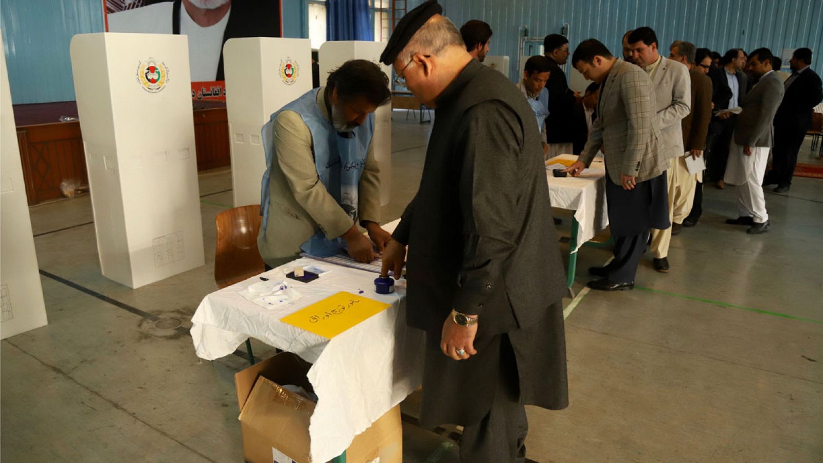 Imagen de un hombre registrándose antes de votar en un centro electoral en Kabul.